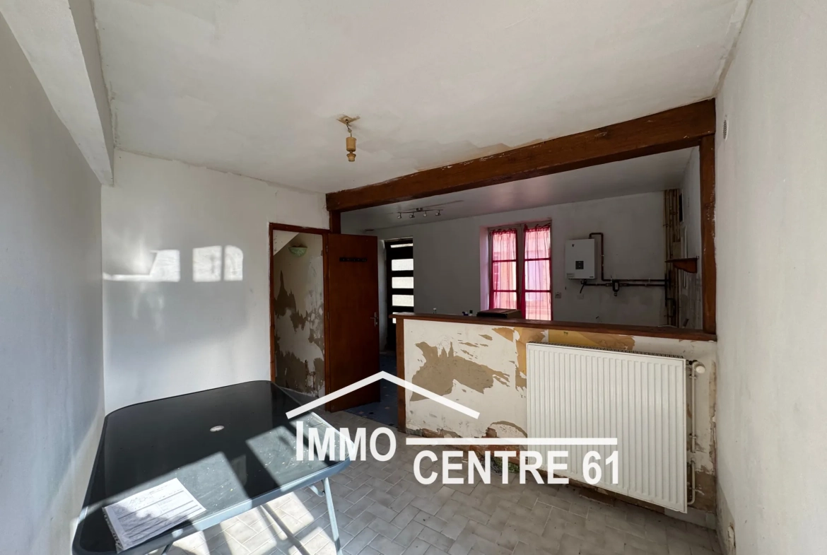 Maison de village à Joué du Bois avec jardin, garage et travaux à prévoir 