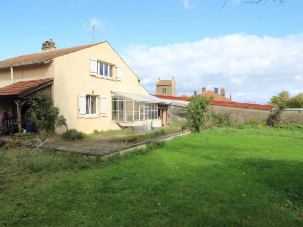 Belle maison à vendre à Lemoncourt avec grand terrain et potentiel 