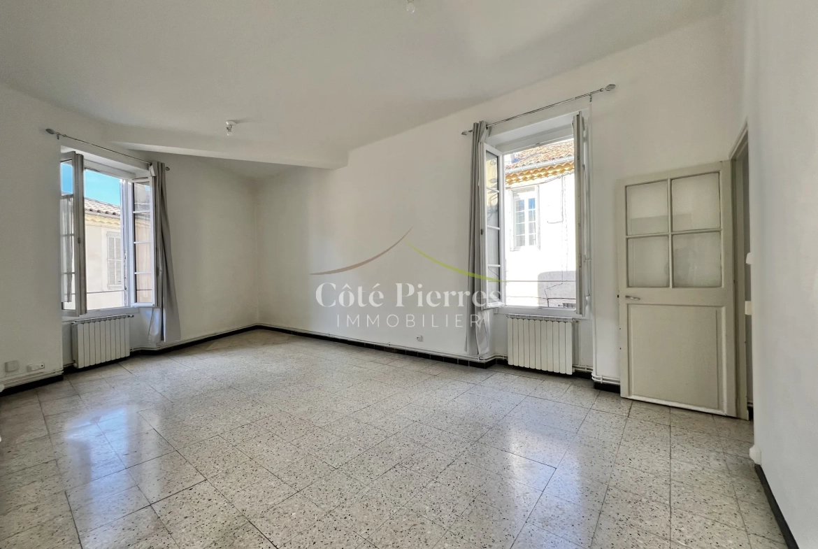 Appartement T4 lumineux avec garage à Nîmes, proche des allées Jean JAURES et des Arènes 