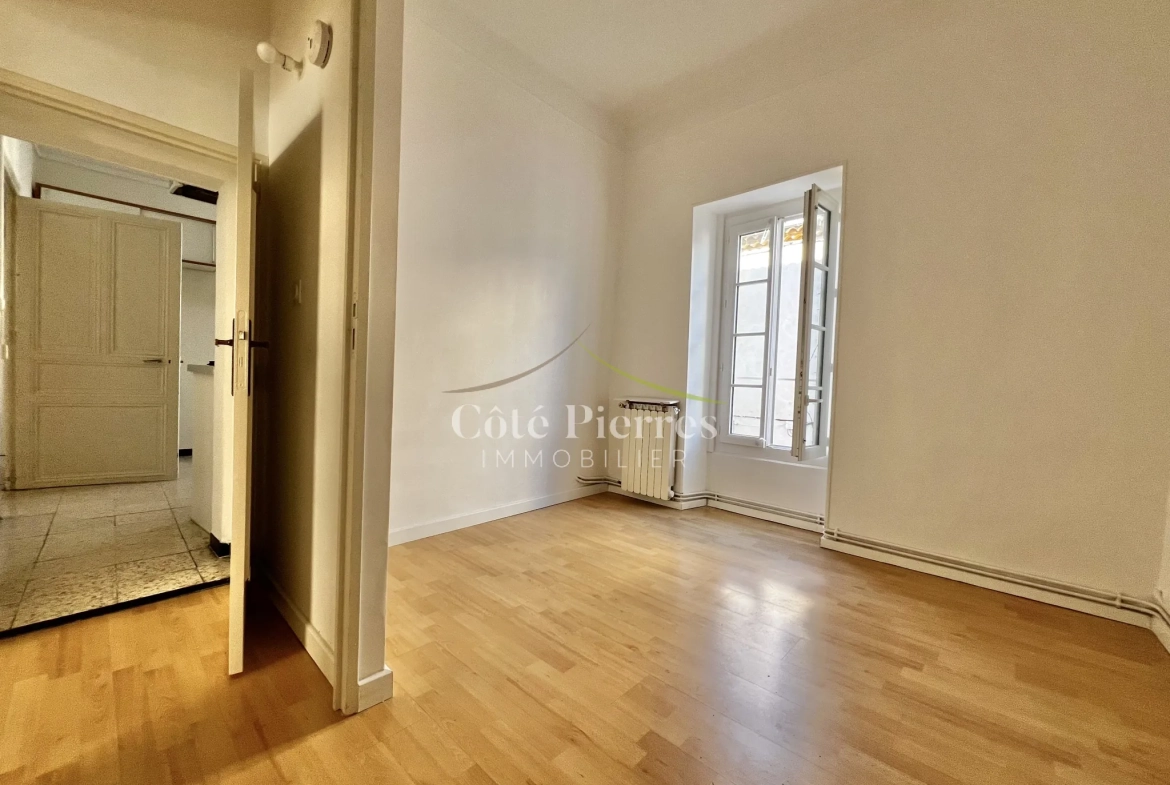 Appartement T4 lumineux avec garage à Nîmes, proche des allées Jean JAURES et des Arènes 