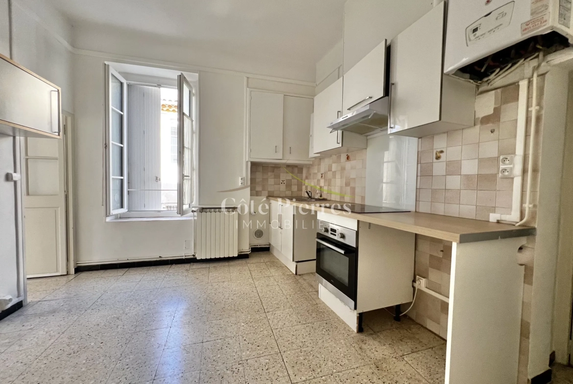Appartement T4 lumineux avec garage à Nîmes, proche des allées Jean JAURES et des Arènes 
