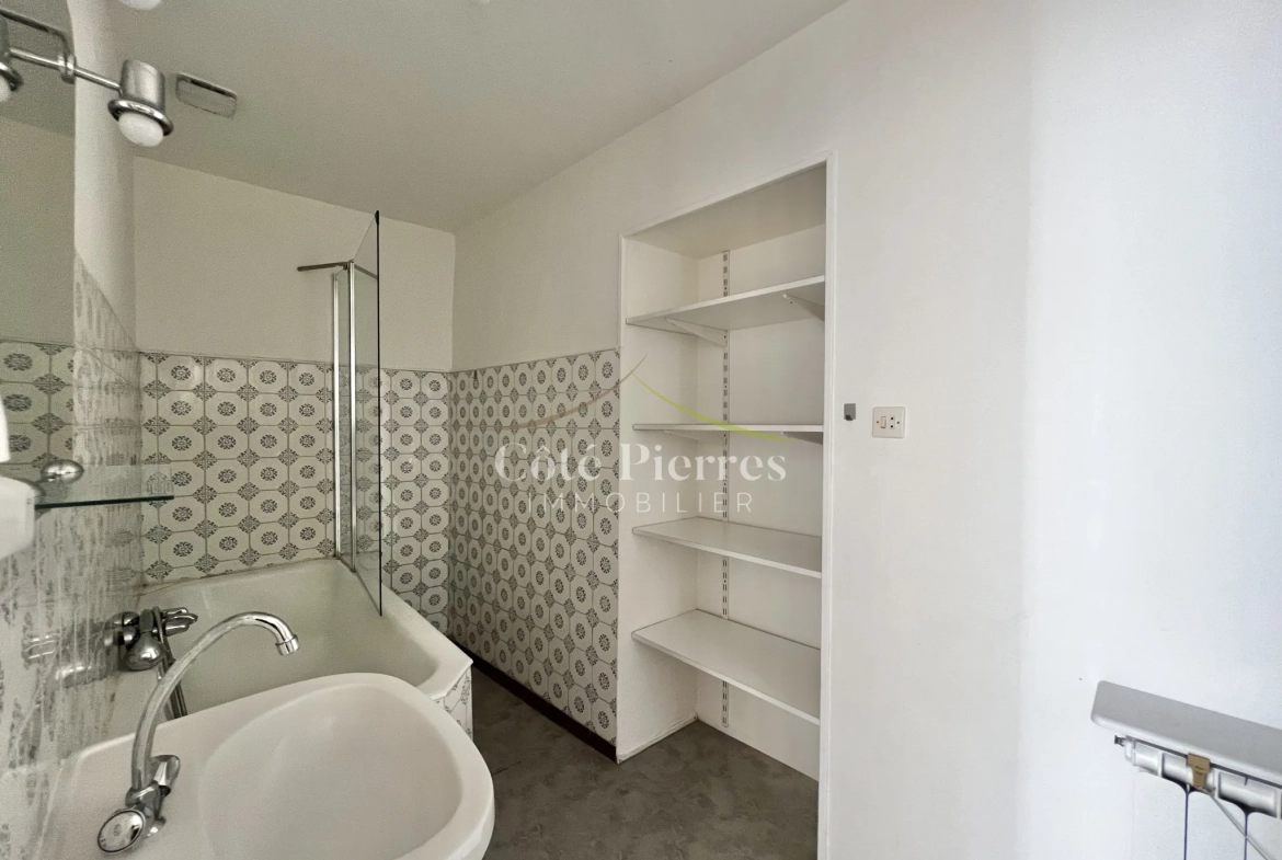 Appartement T4 lumineux avec garage à Nîmes, proche des allées Jean JAURES et des Arènes 