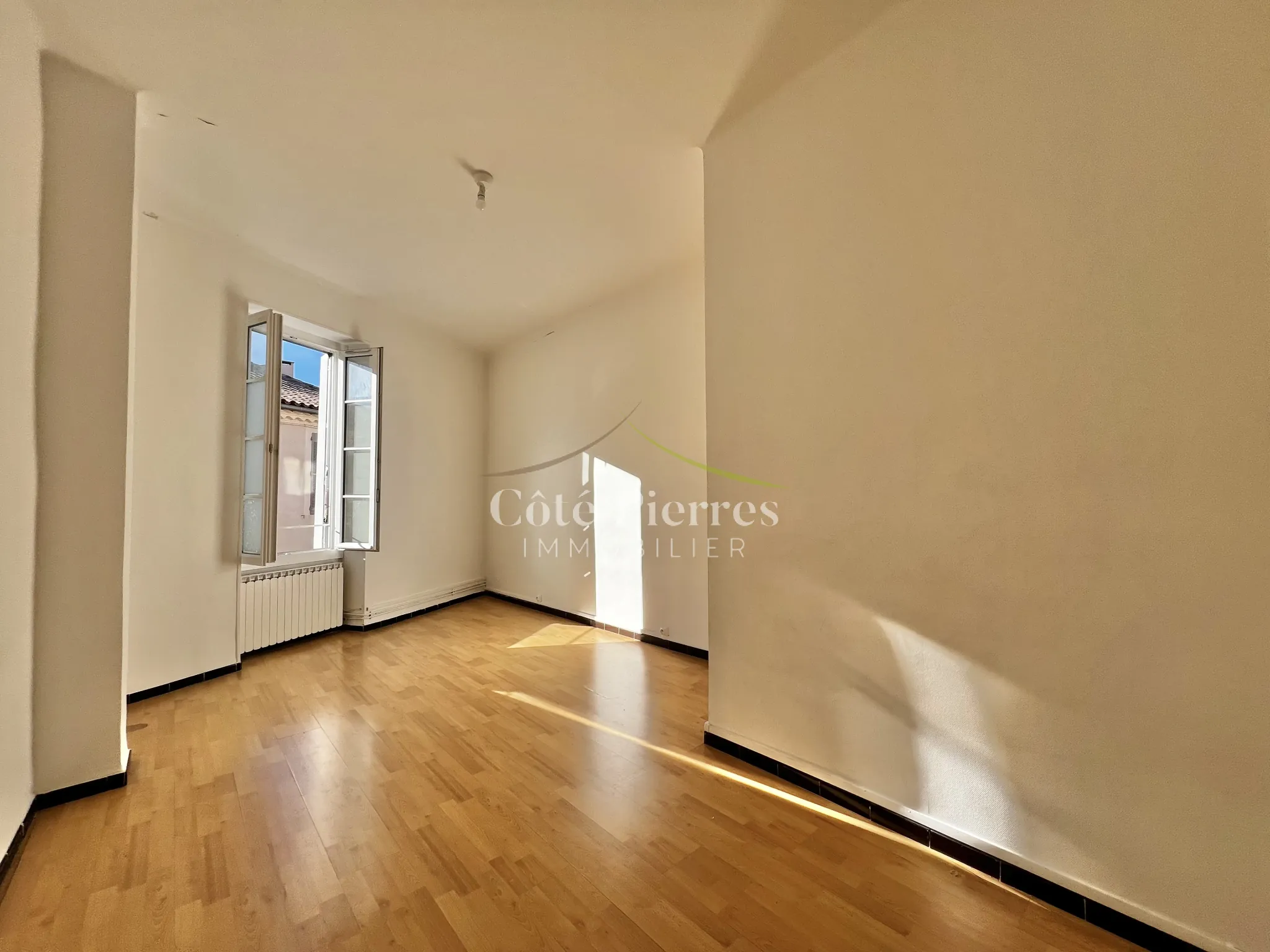 Appartement T4 lumineux avec garage à Nîmes, proche des allées Jean JAURES et des Arènes 