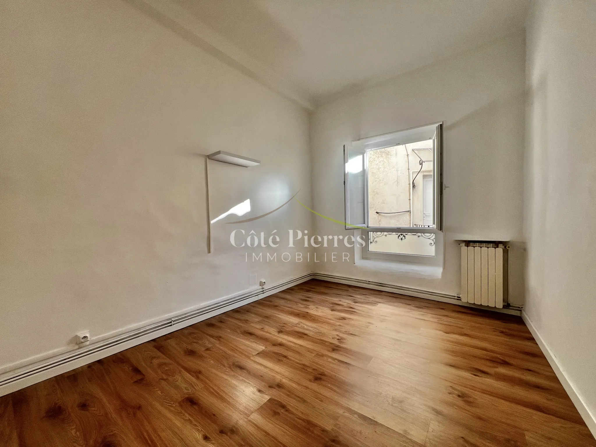 Appartement T4 lumineux avec garage à Nîmes, proche des allées Jean JAURES et des Arènes 