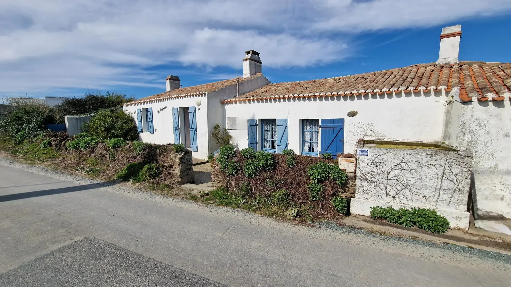 Longère vendéenne à Bouin près de la mer avec jardin et potentiellement rénovée 