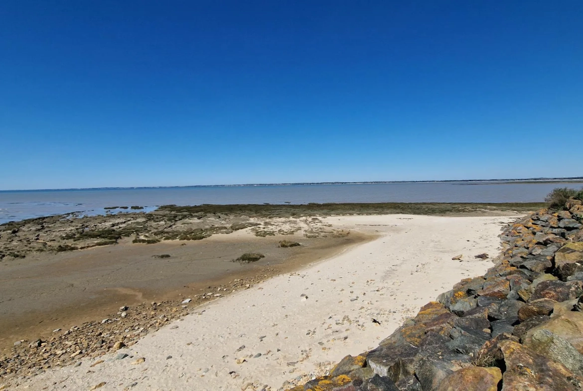 Longère vendéenne à Bouin près de la mer avec jardin et potentiellement rénovée 