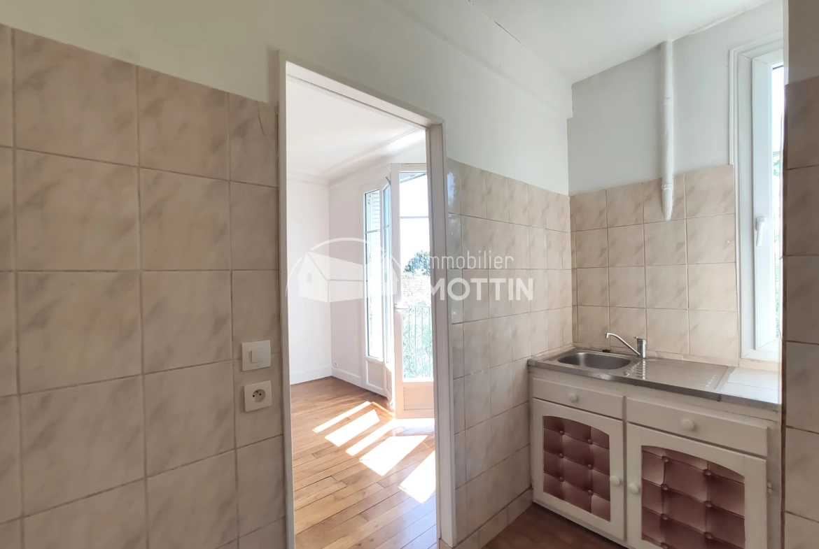 Appartement 3 pièces à Vitry-sur-Seine proche RER C avec balcon et cave 