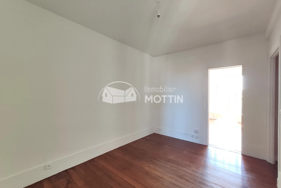Appartement 3 pièces à Vitry-sur-Seine proche RER C avec balcon et cave 