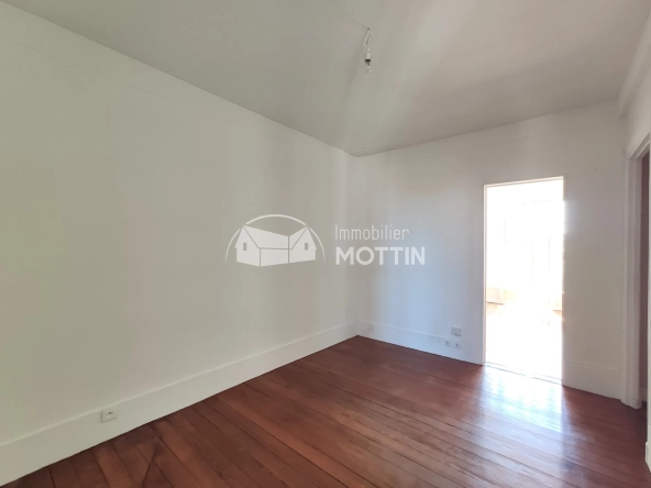 Appartement 3 pièces à Vitry-sur-Seine proche RER C avec balcon et cave 