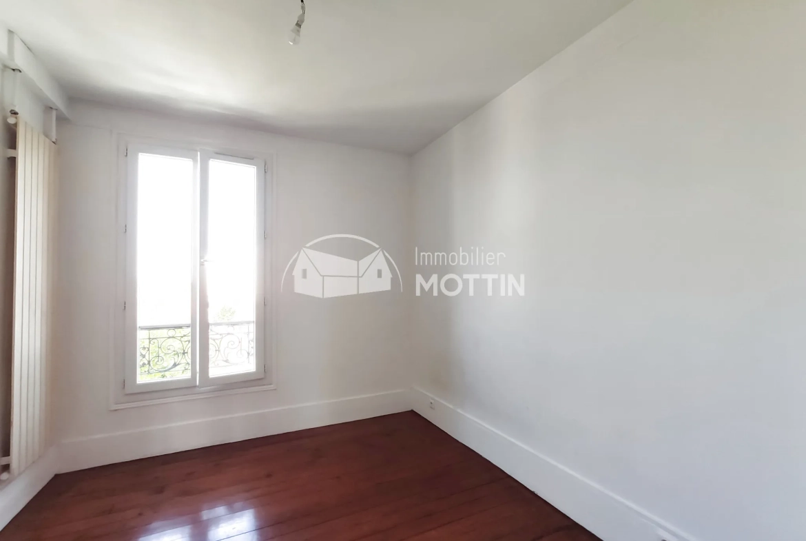 Appartement 3 pièces à Vitry-sur-Seine proche RER C avec balcon et cave 