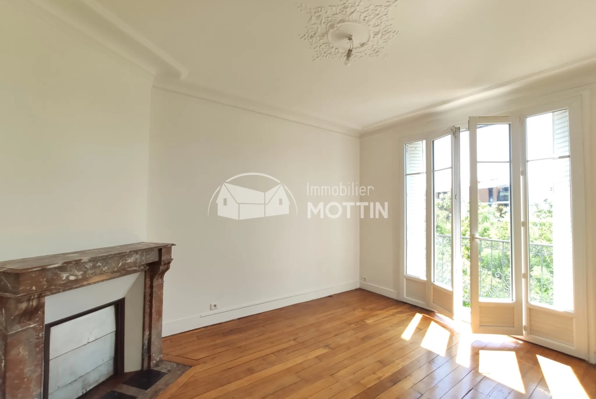 Appartement 3 pièces à Vitry-sur-Seine proche RER C avec balcon et cave 