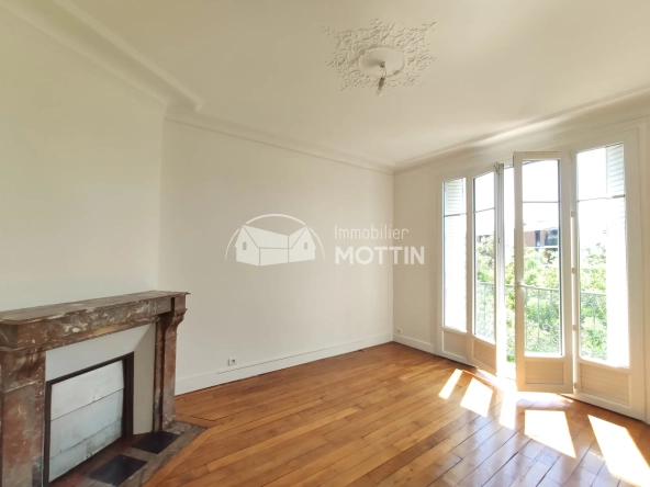 Appartement 3 pièces à Vitry-sur-Seine proche RER C avec balcon et cave