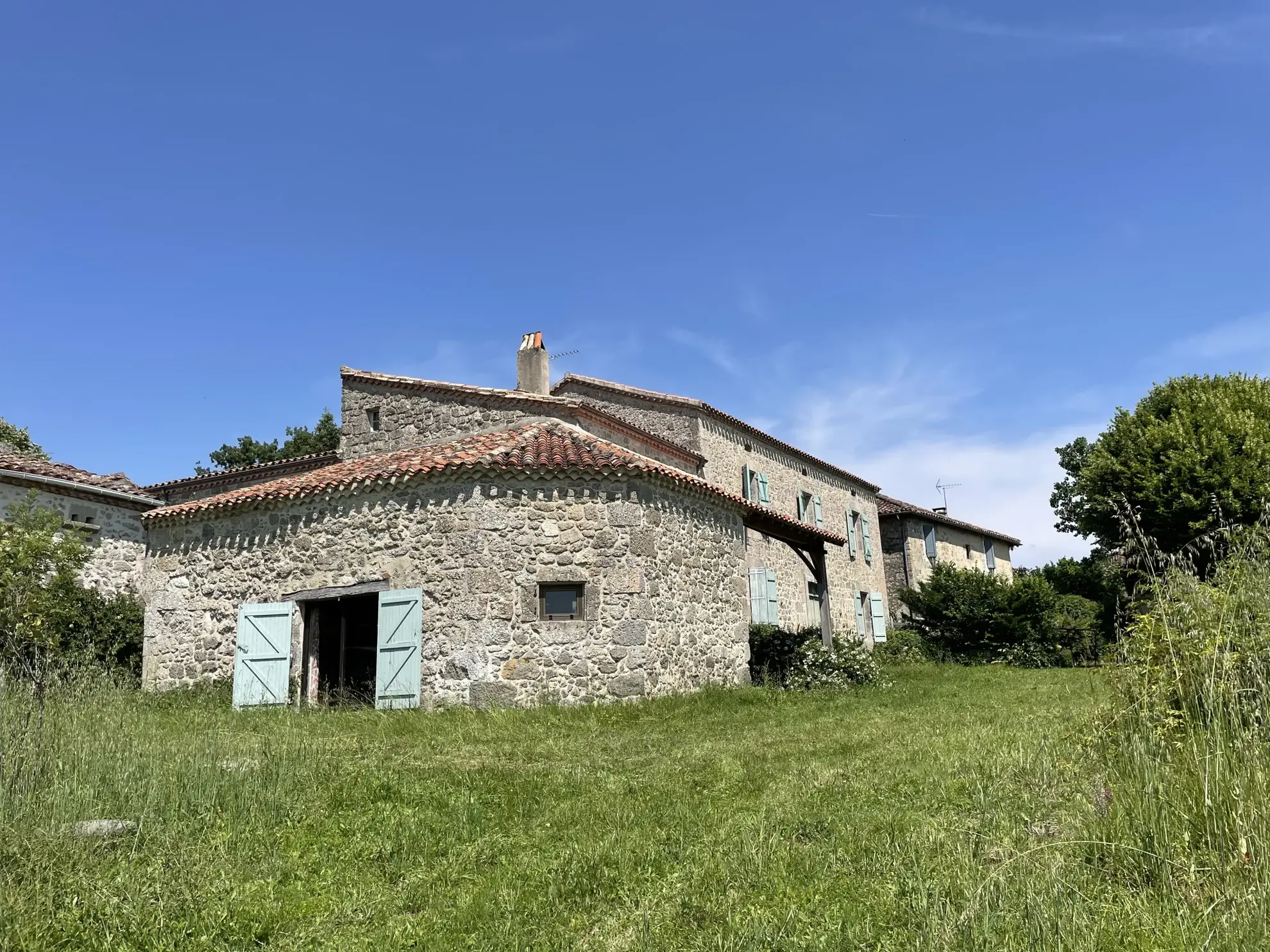 Charmante maison gasconne en pierre avec grand terrain à Moncrabeau 