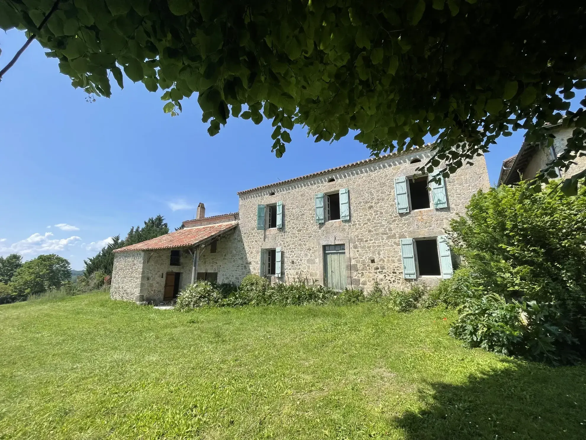 Charmante maison gasconne en pierre avec grand terrain à Moncrabeau 