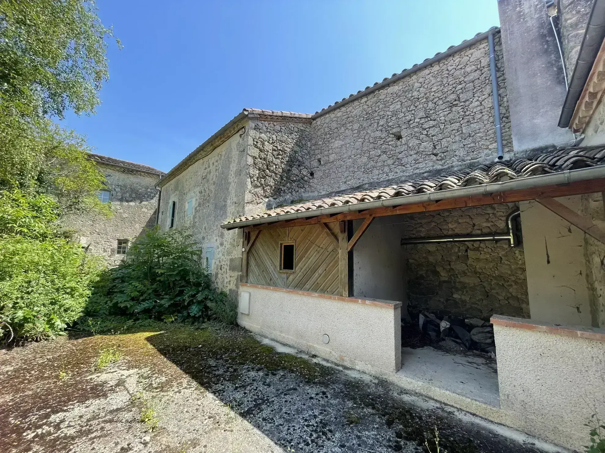 Charmante maison gasconne en pierre avec grand terrain à Moncrabeau 
