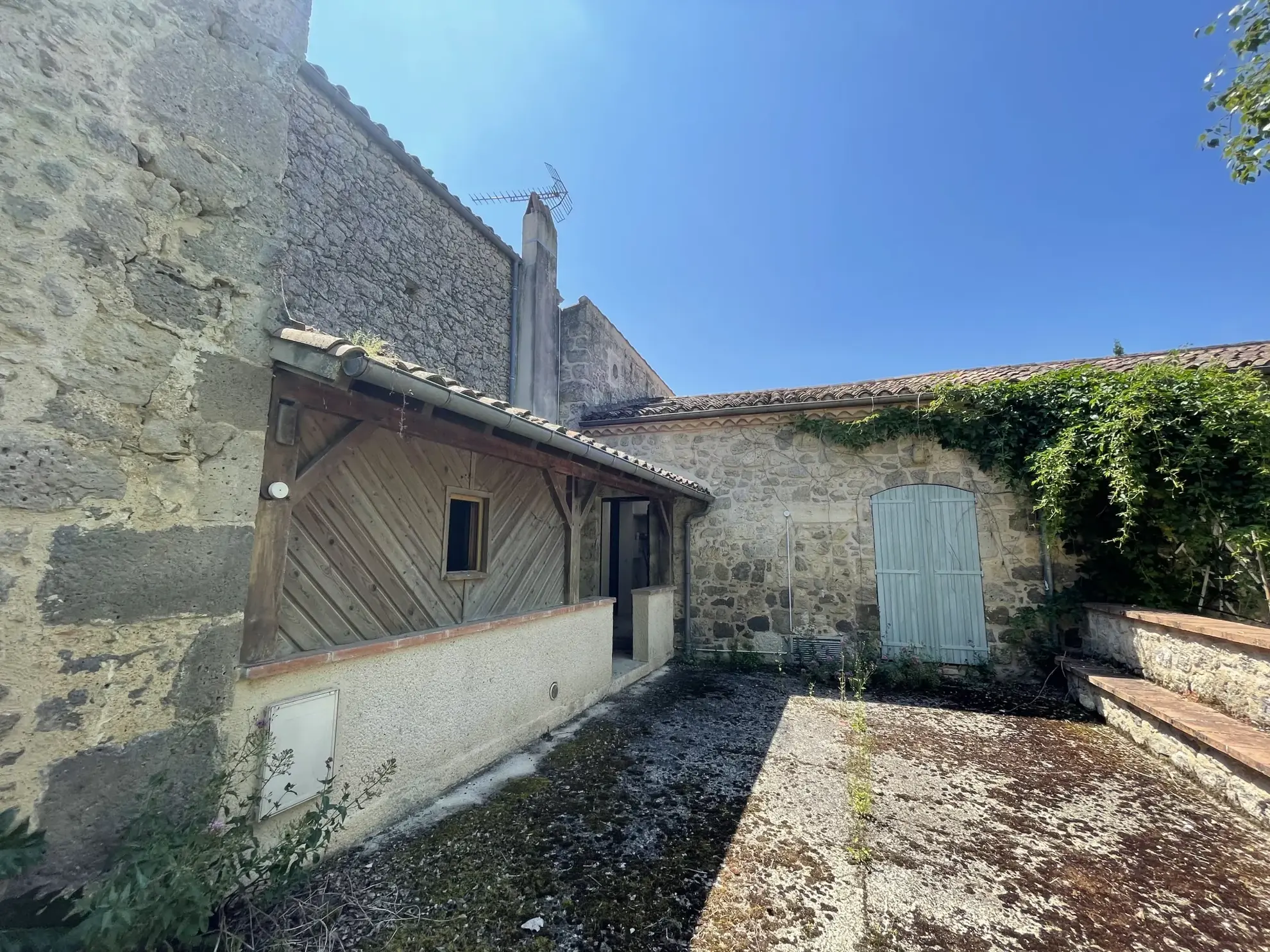 Charmante maison gasconne en pierre avec grand terrain à Moncrabeau 