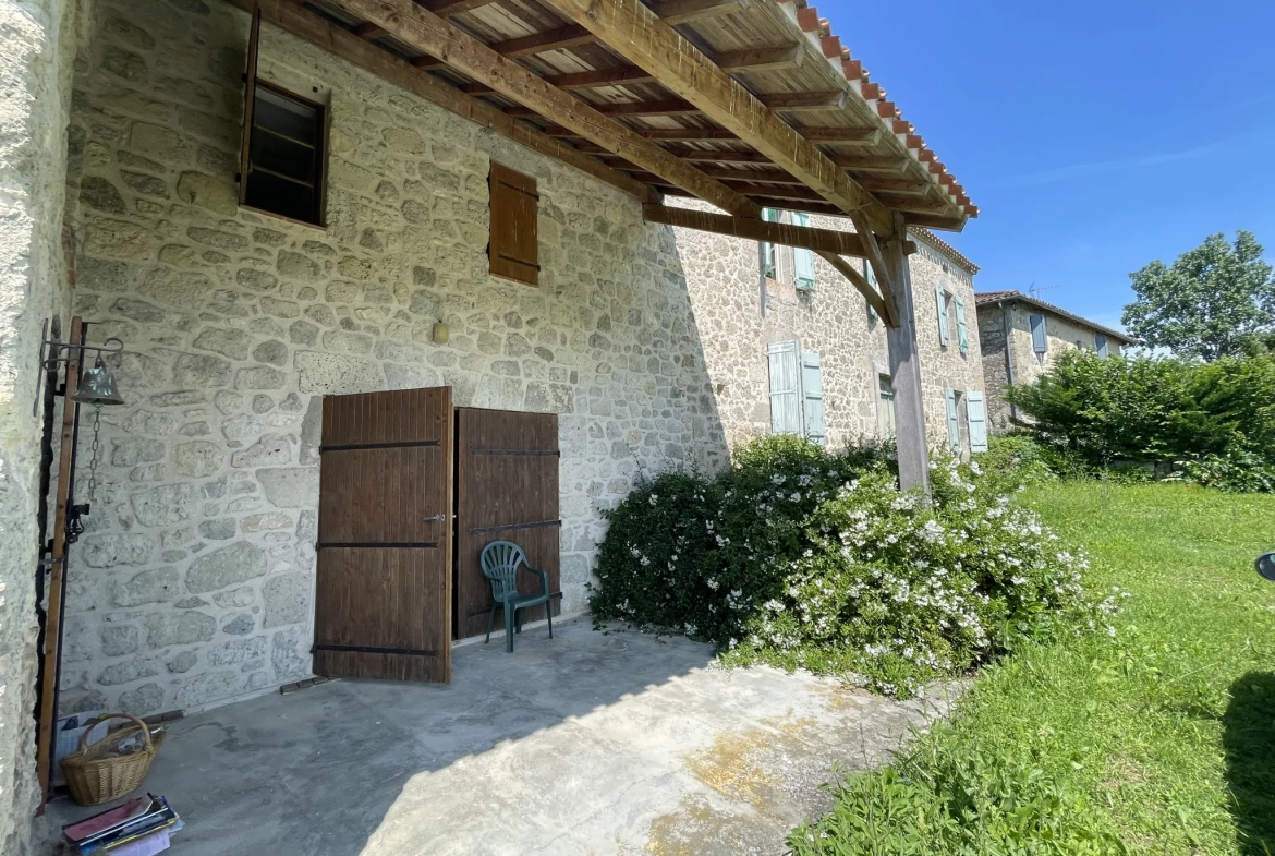 Charmante maison gasconne en pierre avec grand terrain à Moncrabeau 