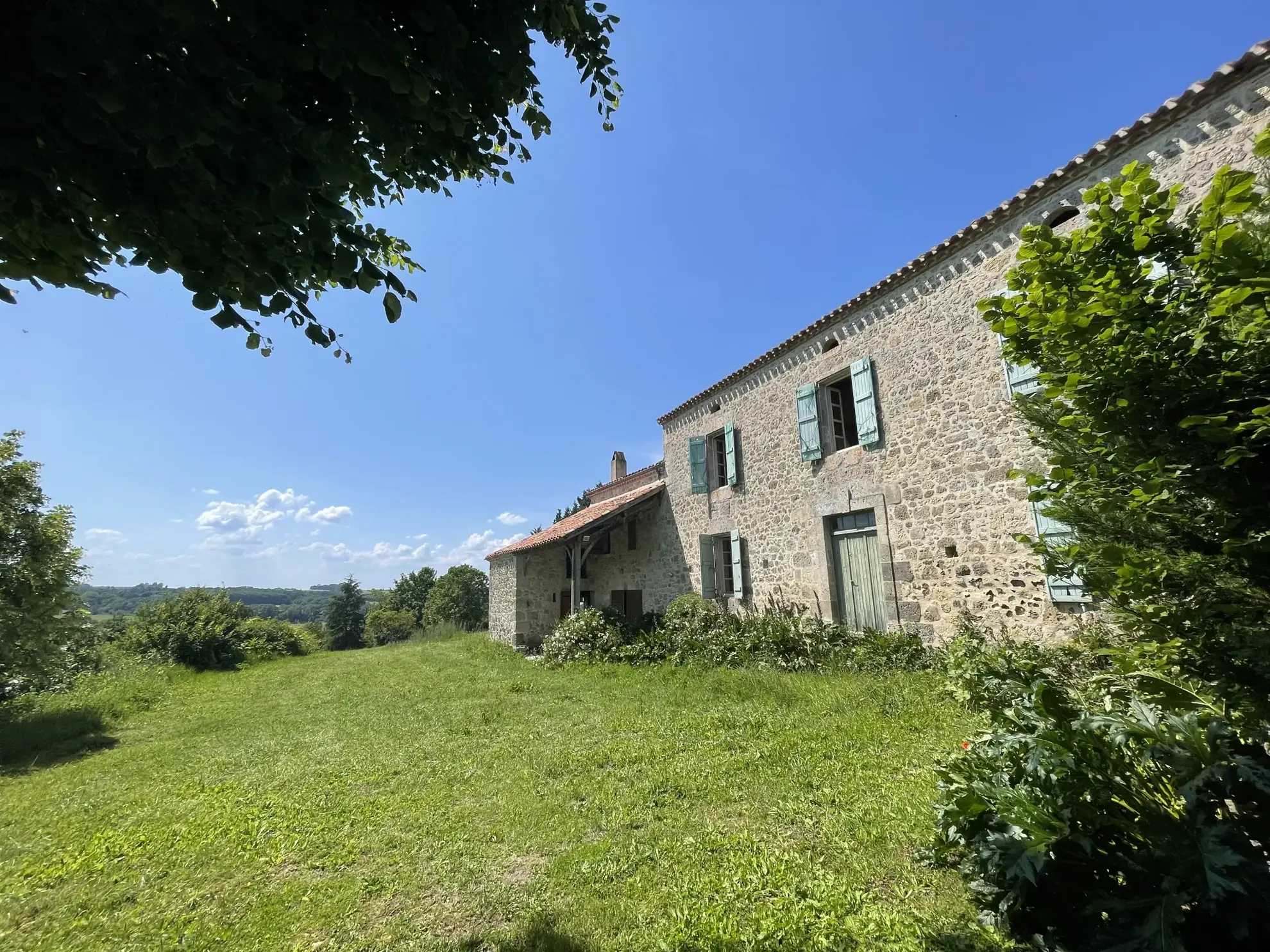 Charmante maison gasconne en pierre avec grand terrain à Moncrabeau 