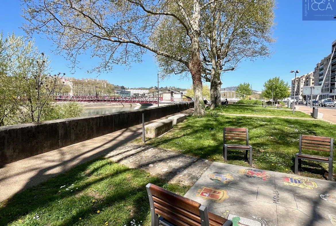 A vendre Grand T2 avec vue panoramique sur la Saône à Lyon 4e quai Joseph Gillet 