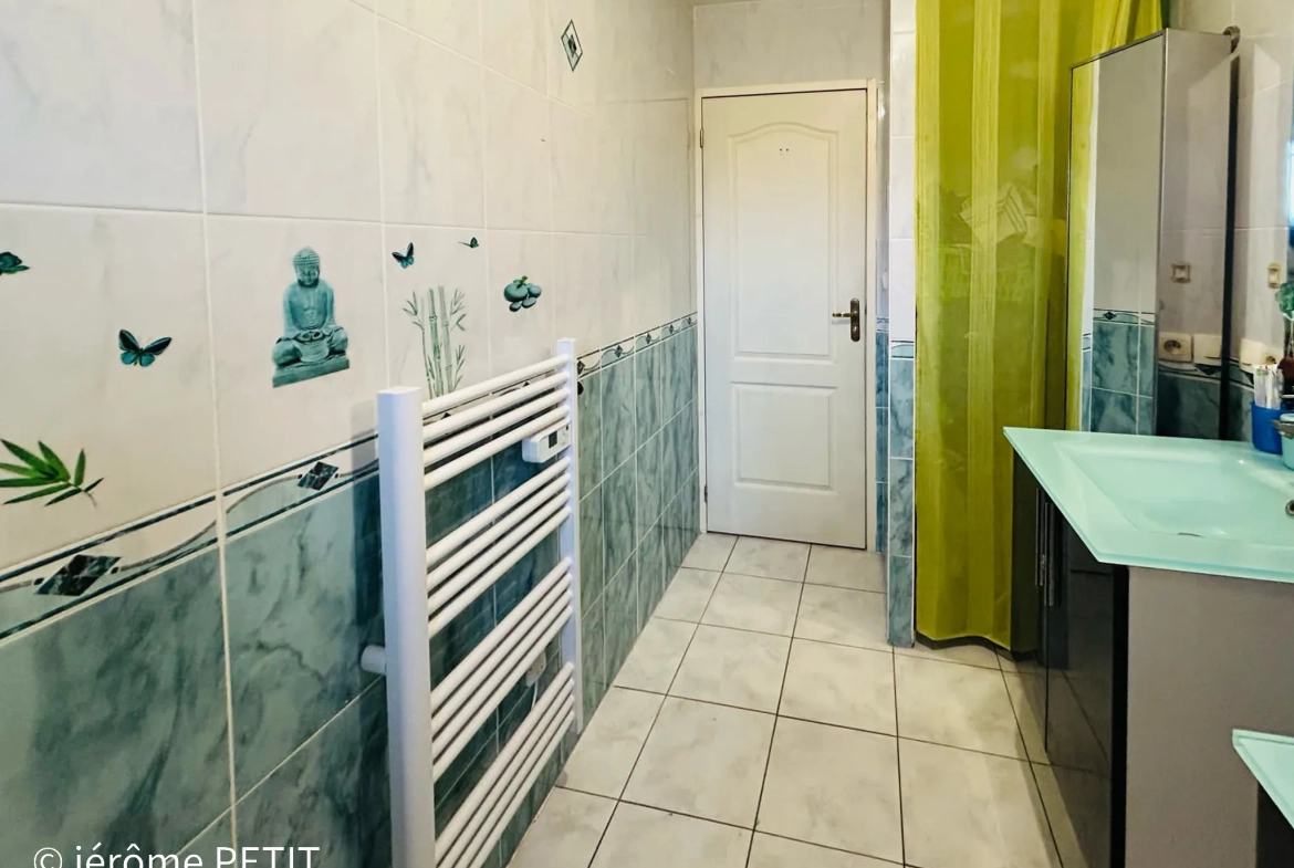 Maison de plain-pied de 100 m² avec grand jardin à Saint Aubin des Chateaux 