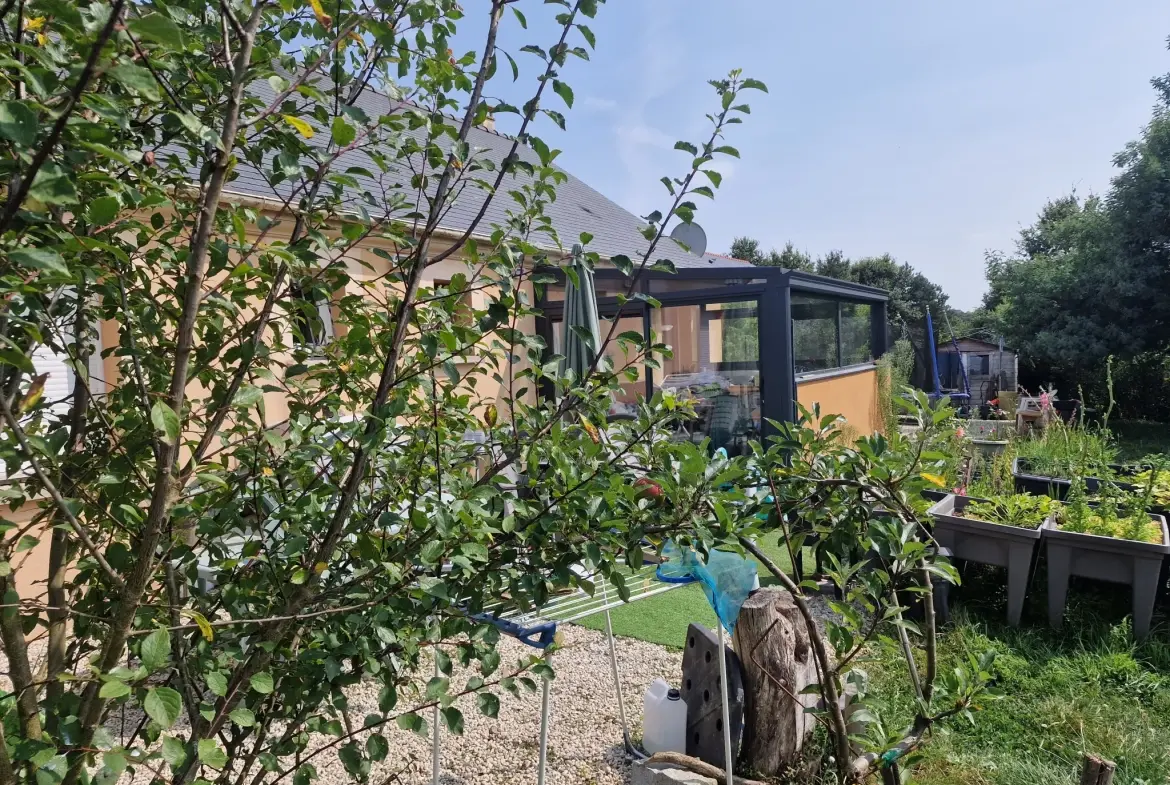 Maison de plain-pied de 100 m² avec grand jardin à Saint Aubin des Chateaux 