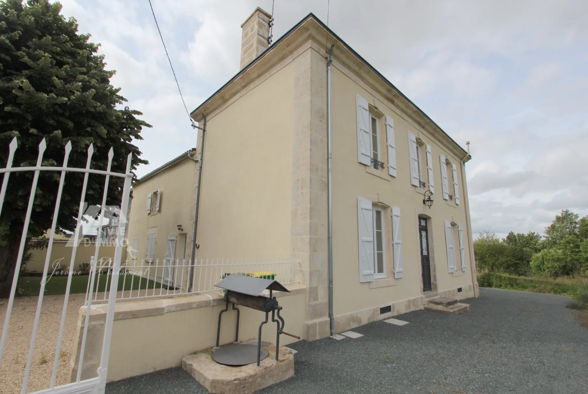 Superbe maison bourgeoise rénovée de 1850 à Coulonges-sur-l'Autize avec grand terrain 