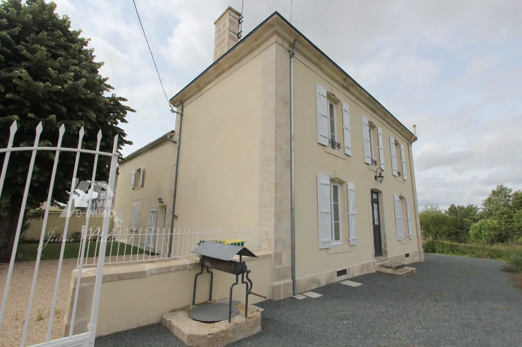 Superbe maison bourgeoise rénovée de 1850 à Coulonges-sur-l'Autize avec grand terrain 