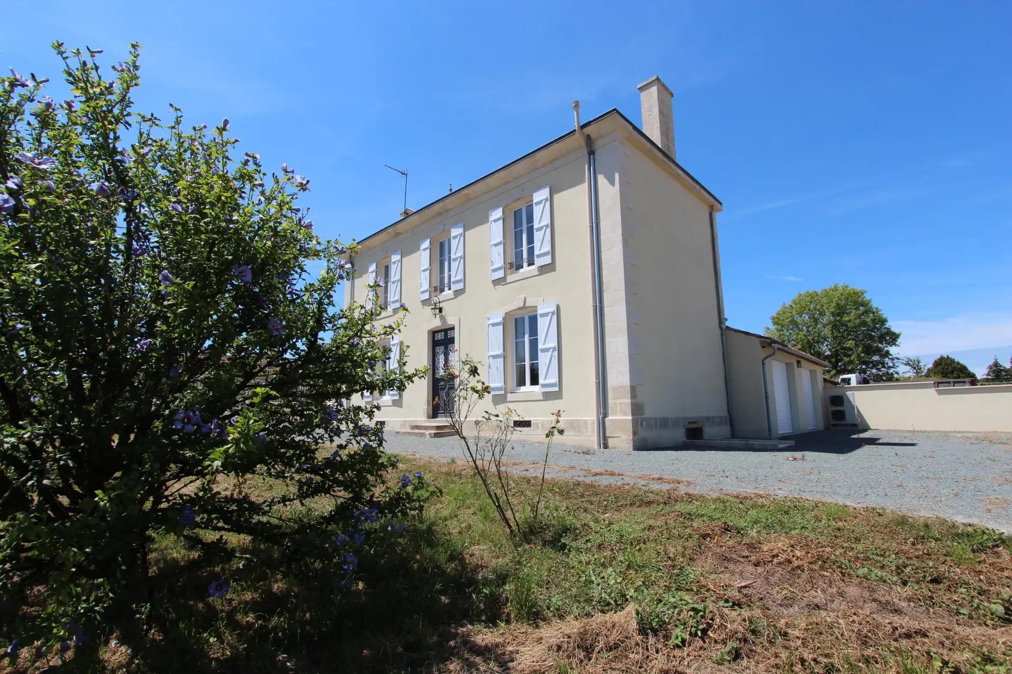 Superbe maison bourgeoise rénovée de 1850 à Coulonges-sur-l'Autize avec grand terrain 