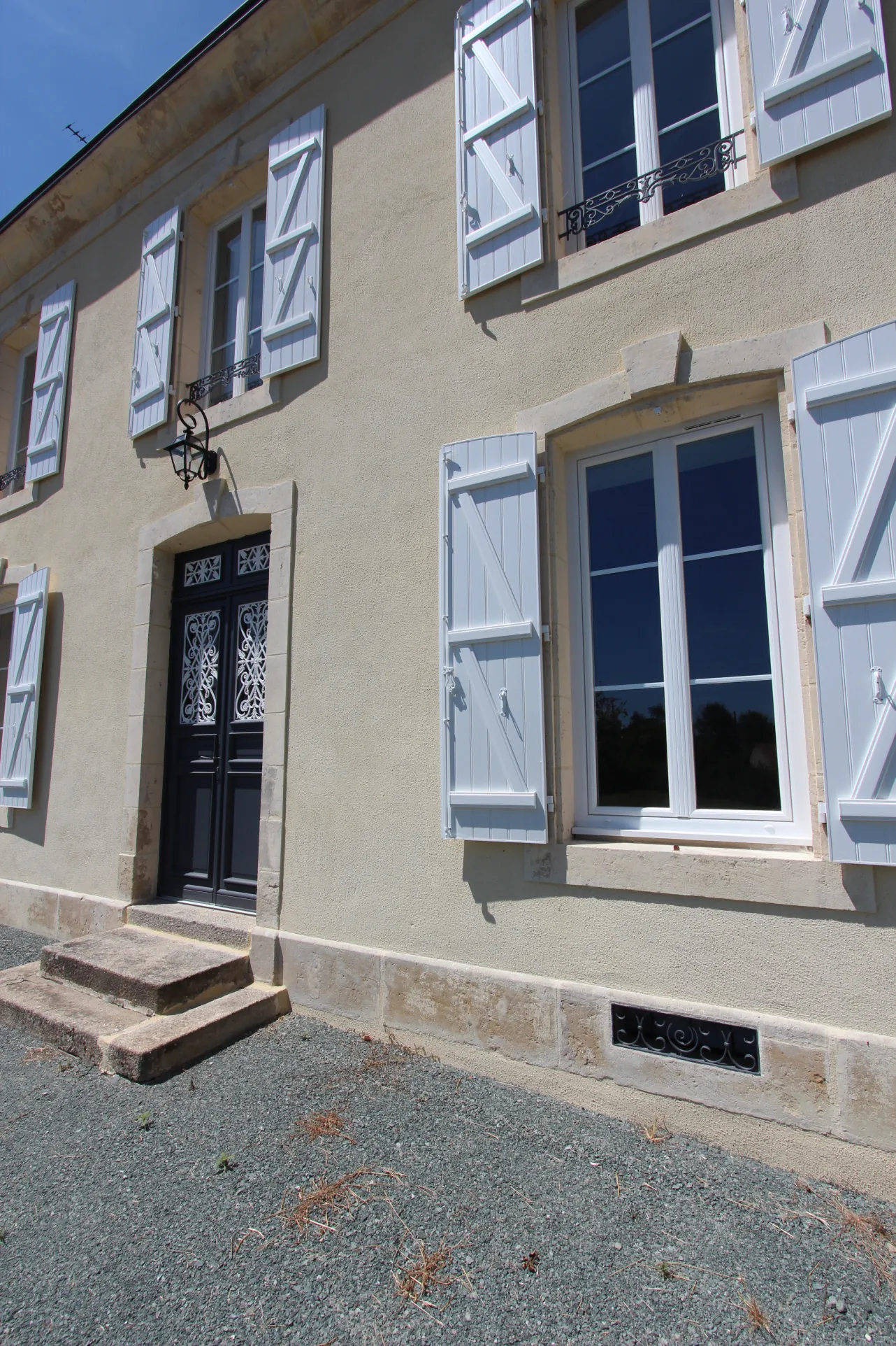 Superbe maison bourgeoise rénovée de 1850 à Coulonges-sur-l'Autize avec grand terrain 