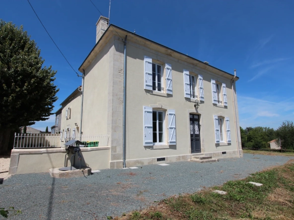 Superbe maison bourgeoise rénovée de 1850 à Coulonges-sur-l'Autize avec grand terrain