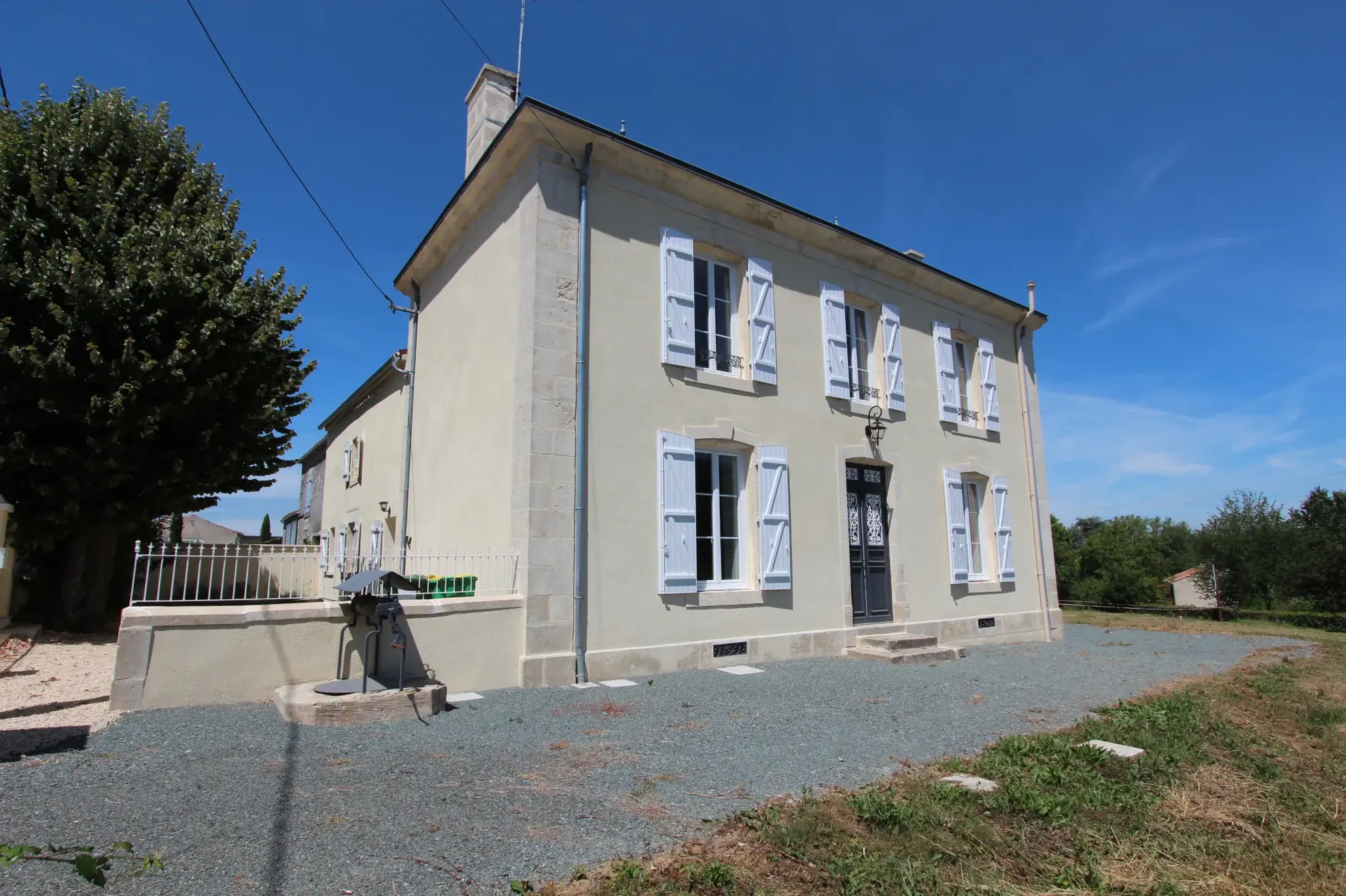 Superbe maison bourgeoise rénovée de 1850 à Coulonges-sur-l'Autize avec grand terrain 