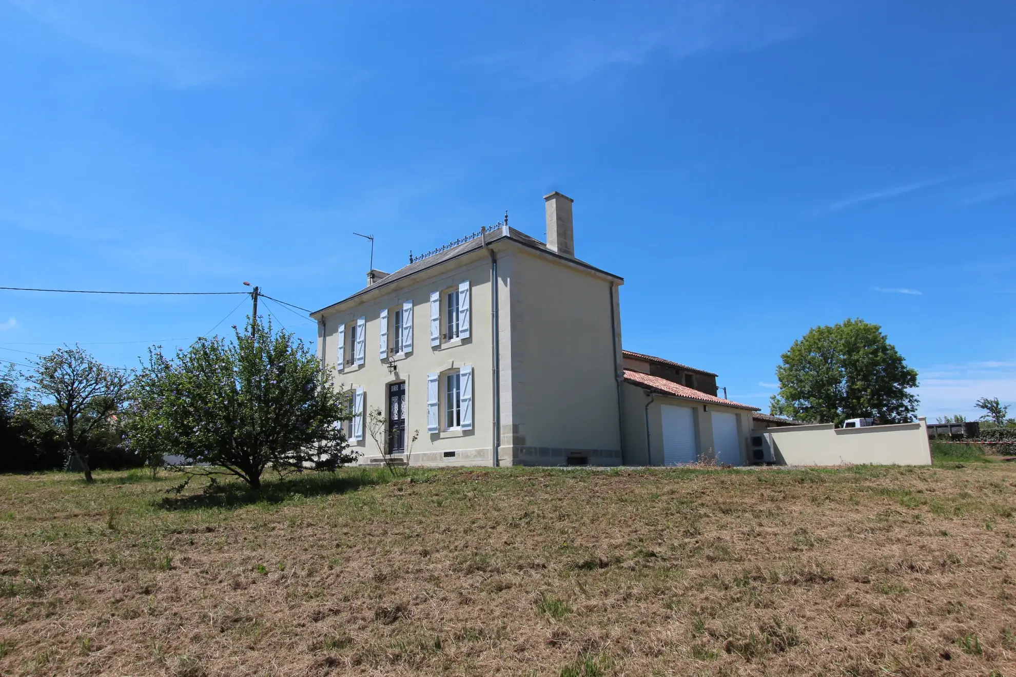 Superbe maison bourgeoise rénovée de 1850 à Coulonges-sur-l'Autize avec grand terrain 