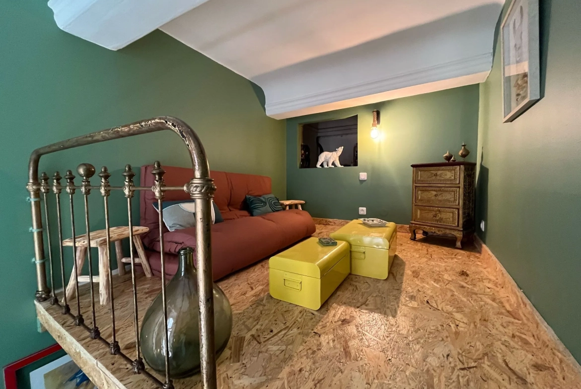 Appartement de charme de 68 m² au centre de Nîmes, Écusson 
