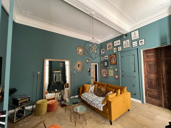 Appartement de charme de 68 m² au centre de Nîmes, Écusson