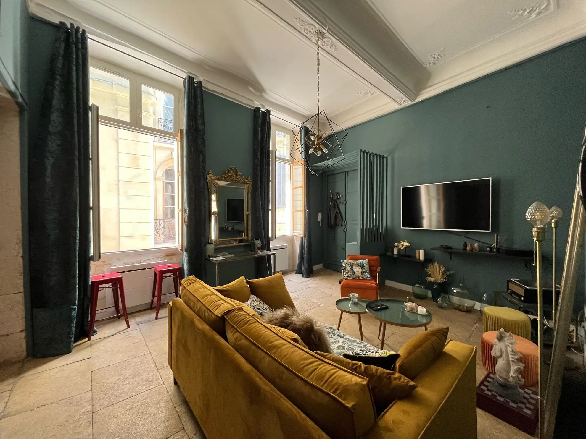 Appartement de charme de 68 m² au centre de Nîmes, Écusson 