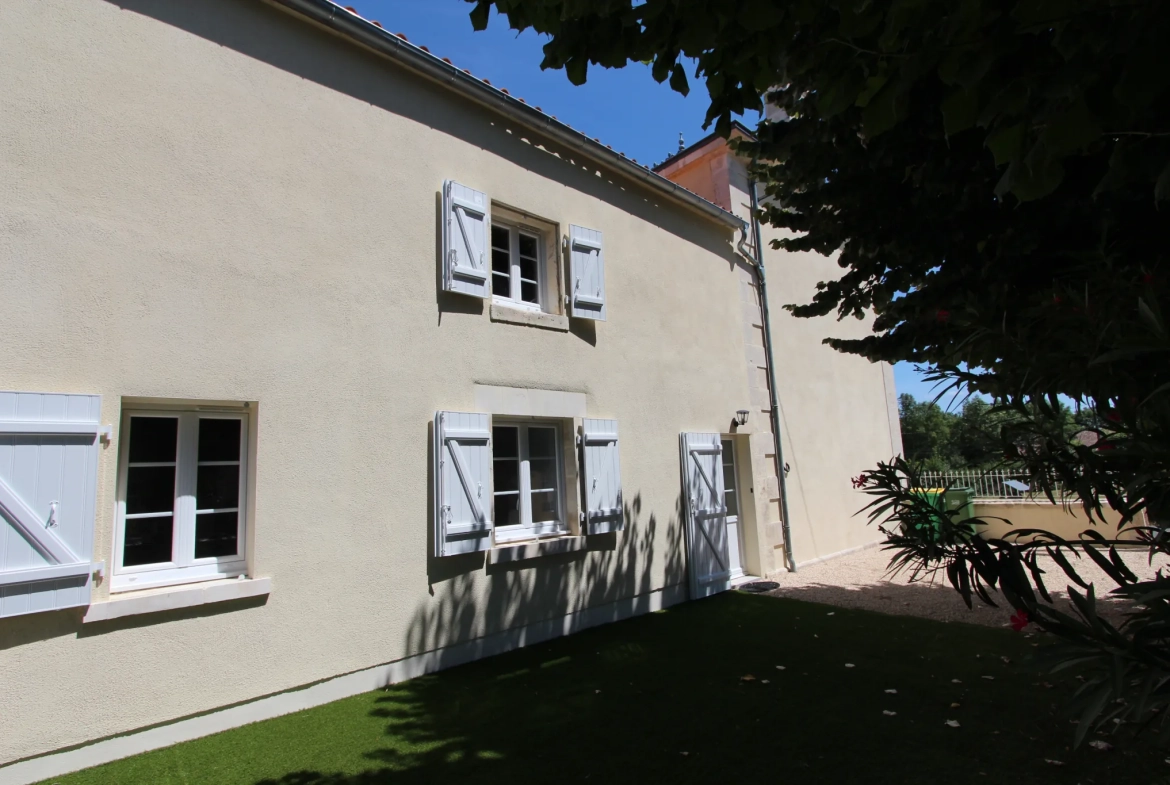 Superbe maison bourgeoise rénovée de 1850 à Coulonges-sur-l'Autize avec grand terrain 