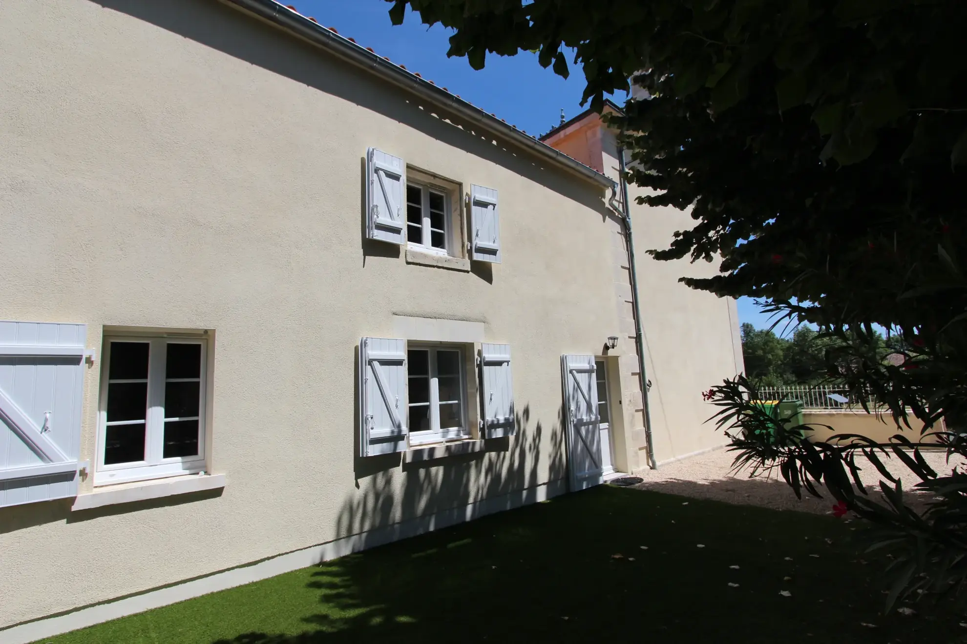 Superbe maison bourgeoise rénovée de 1850 à Coulonges-sur-l'Autize avec grand terrain 