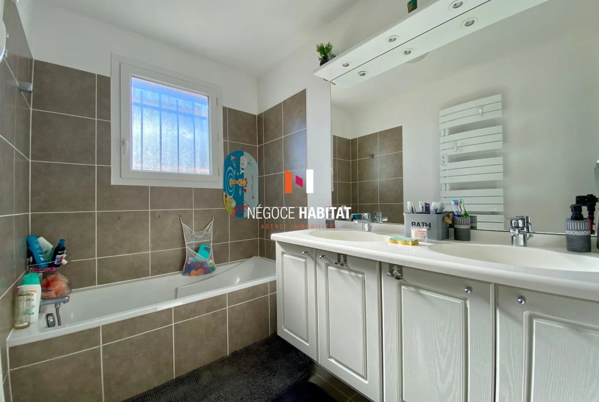 Villa T4 avec terrasse et garage à Beauvoisin, 90 m² 