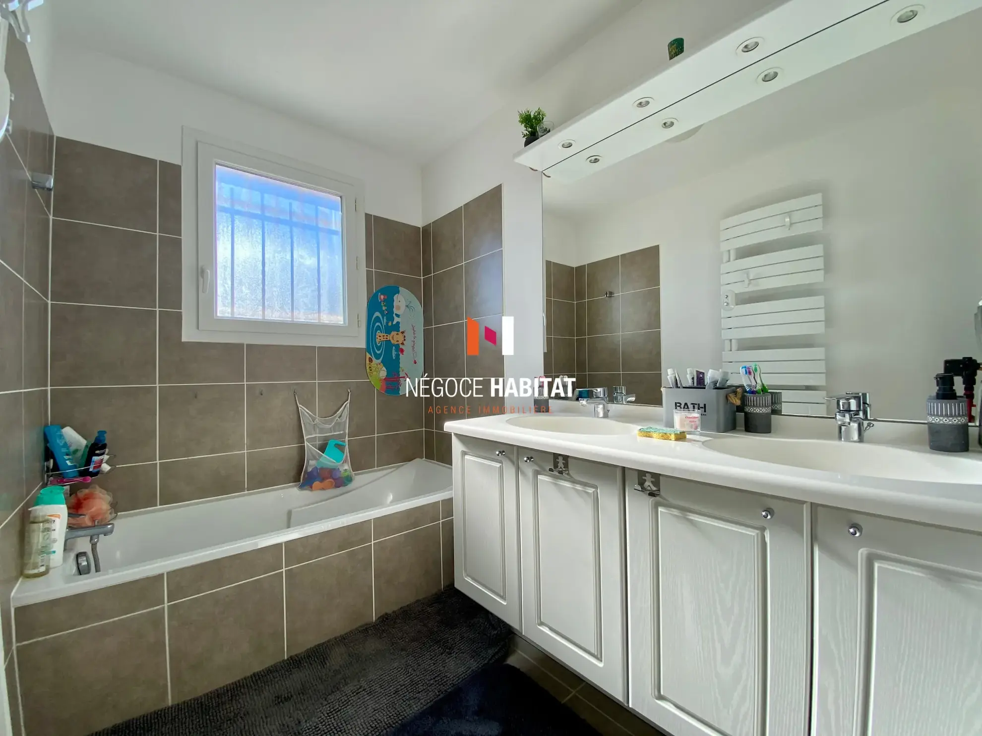 Villa T4 avec terrasse et garage à Beauvoisin, 90 m² 