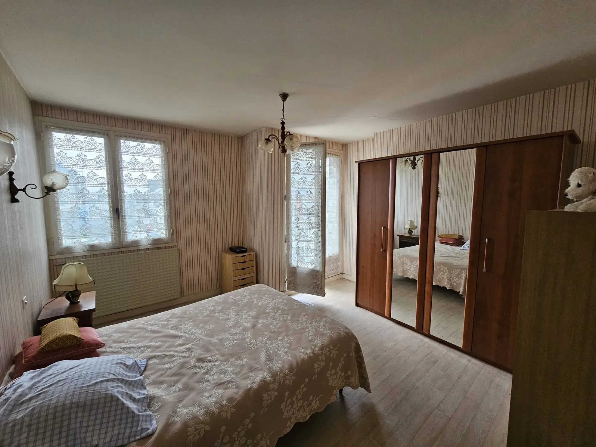 Appartement 100 m² en centre-ville de Vierzon avec parking et mobilier inclus 