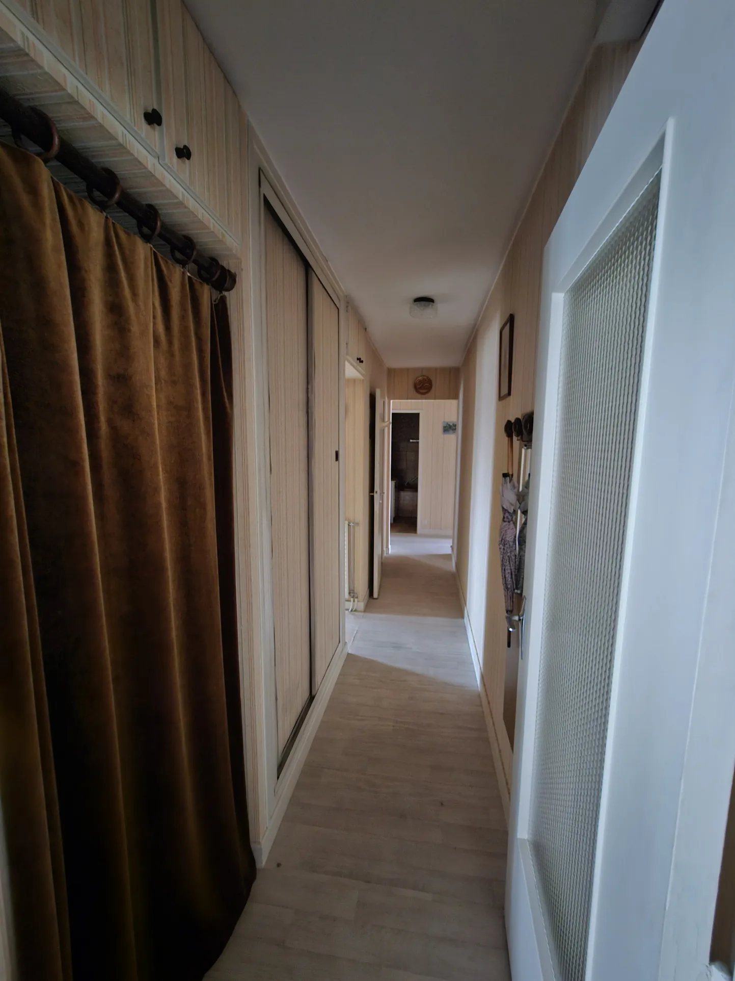 Appartement 100 m² en centre-ville de Vierzon avec parking et mobilier inclus 