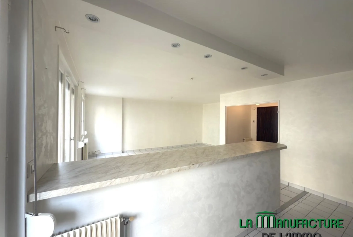 Appartement F2 bis avec balcon, cave et garage à Saint-Étienne 
