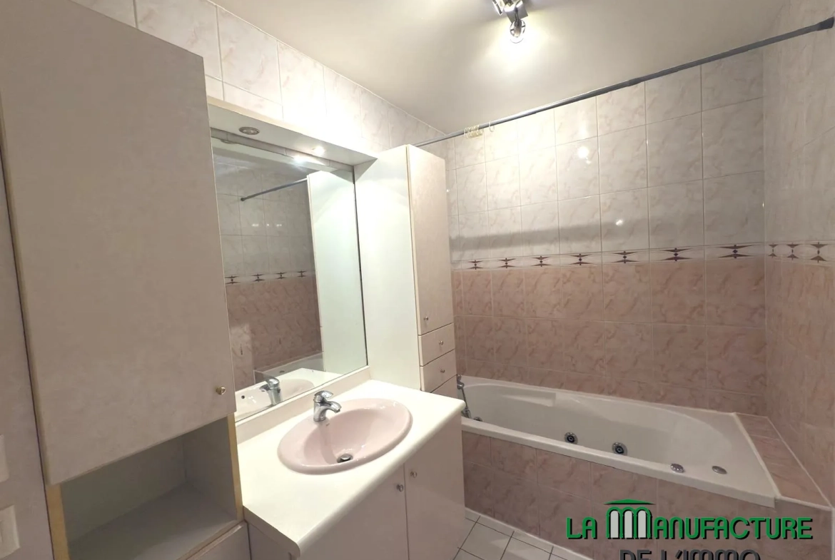 Appartement F2 bis avec balcon, cave et garage à Saint-Étienne 