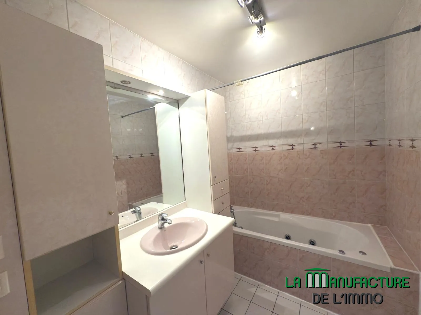 Appartement F2 bis avec balcon, cave et garage à Saint-Étienne 
