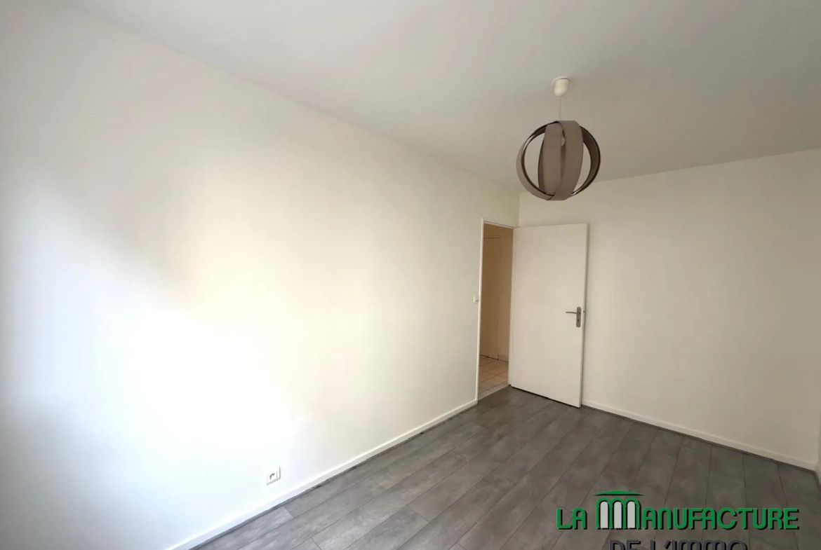 Appartement F2 bis avec balcon, cave et garage à Saint-Étienne 