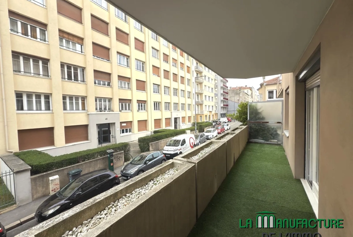 Appartement F2 bis avec balcon, cave et garage à Saint-Étienne 