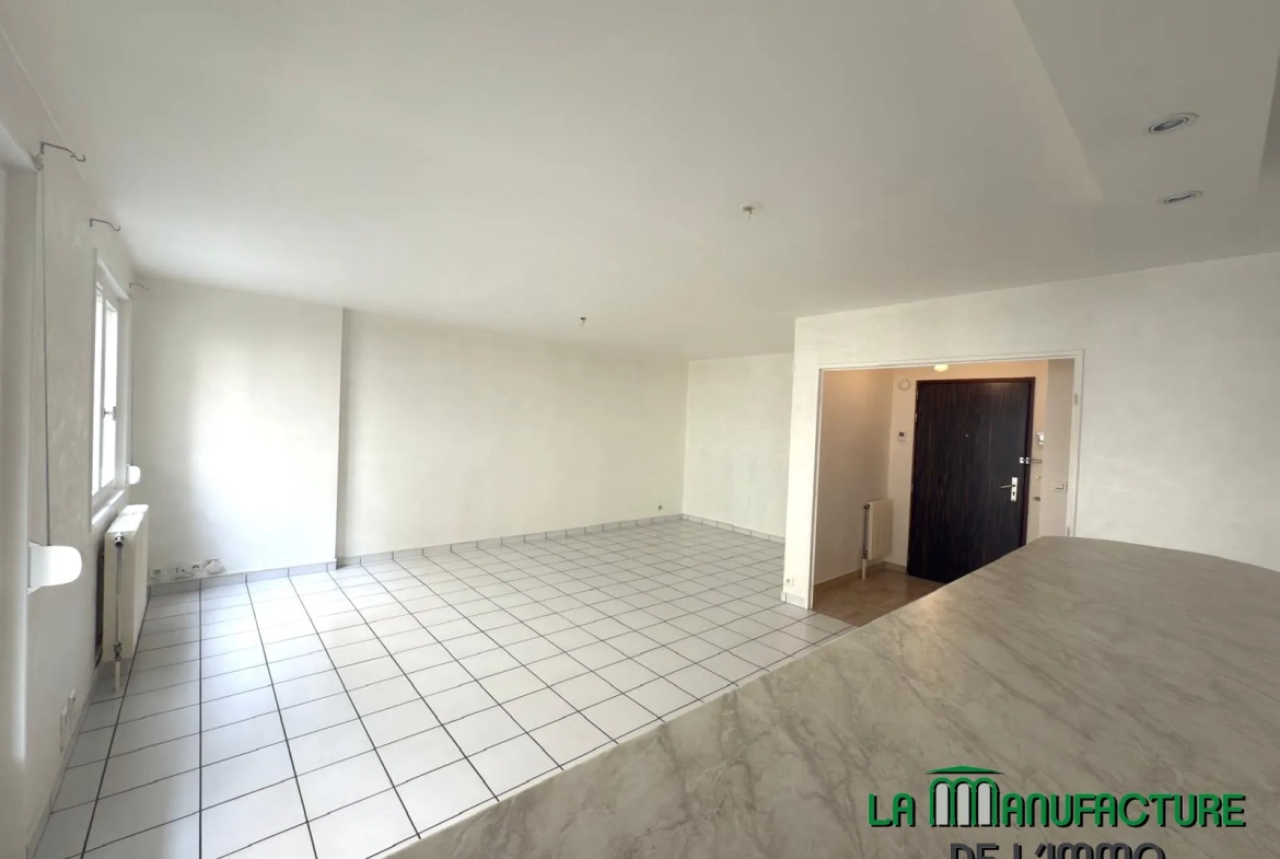 Appartement F2 bis avec balcon, cave et garage à Saint-Étienne 
