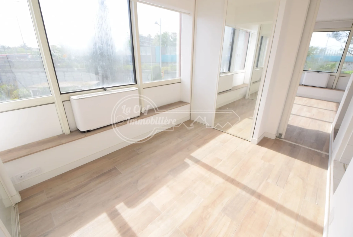 Appartement 2 pièces à Cagnes-sur-Mer avec parking, cave et vue dégagée 