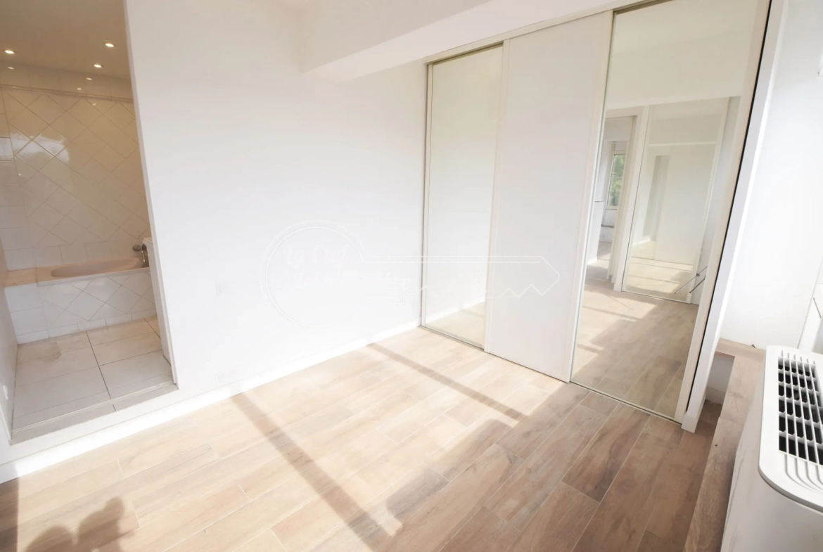 Appartement 2 pièces à Cagnes-sur-Mer avec parking, cave et vue dégagée 