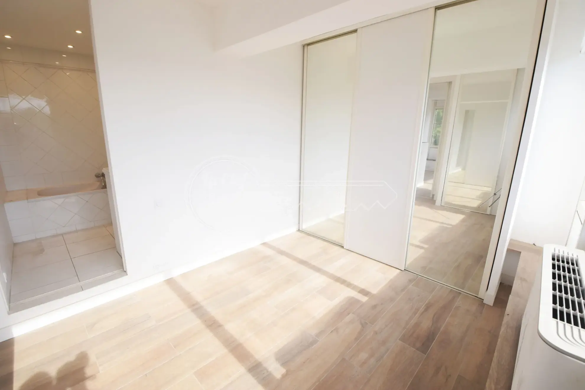 Appartement 2 pièces à Cagnes-sur-Mer avec parking, cave et vue dégagée 